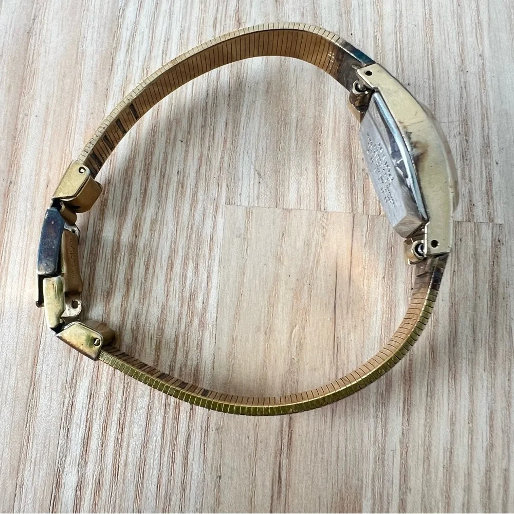 Vintage pulsar ladies oval gold tone bracelet dress watch NEW BATTERY